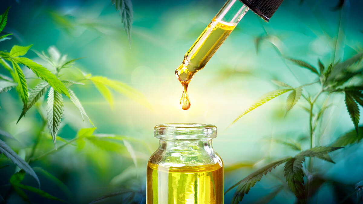 CBD ulje za smanjenje stresa i tjeskobe s pipetom i prirodnom zelenom pozadinom
