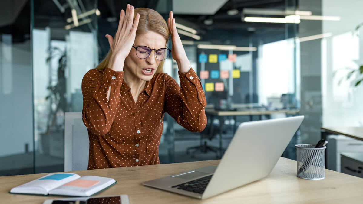 Osoba osjeća umor i mentalnu napetost zbog dugotrajnog djelovanja kofeina u tijelu