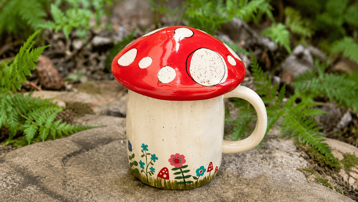 Šalica u obliku gljive kao simbol mushroom cup kave i alternative kavi s gljivama